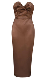 TRÄGERLOSES, GESPLITTETES KLEID IN BRAUN